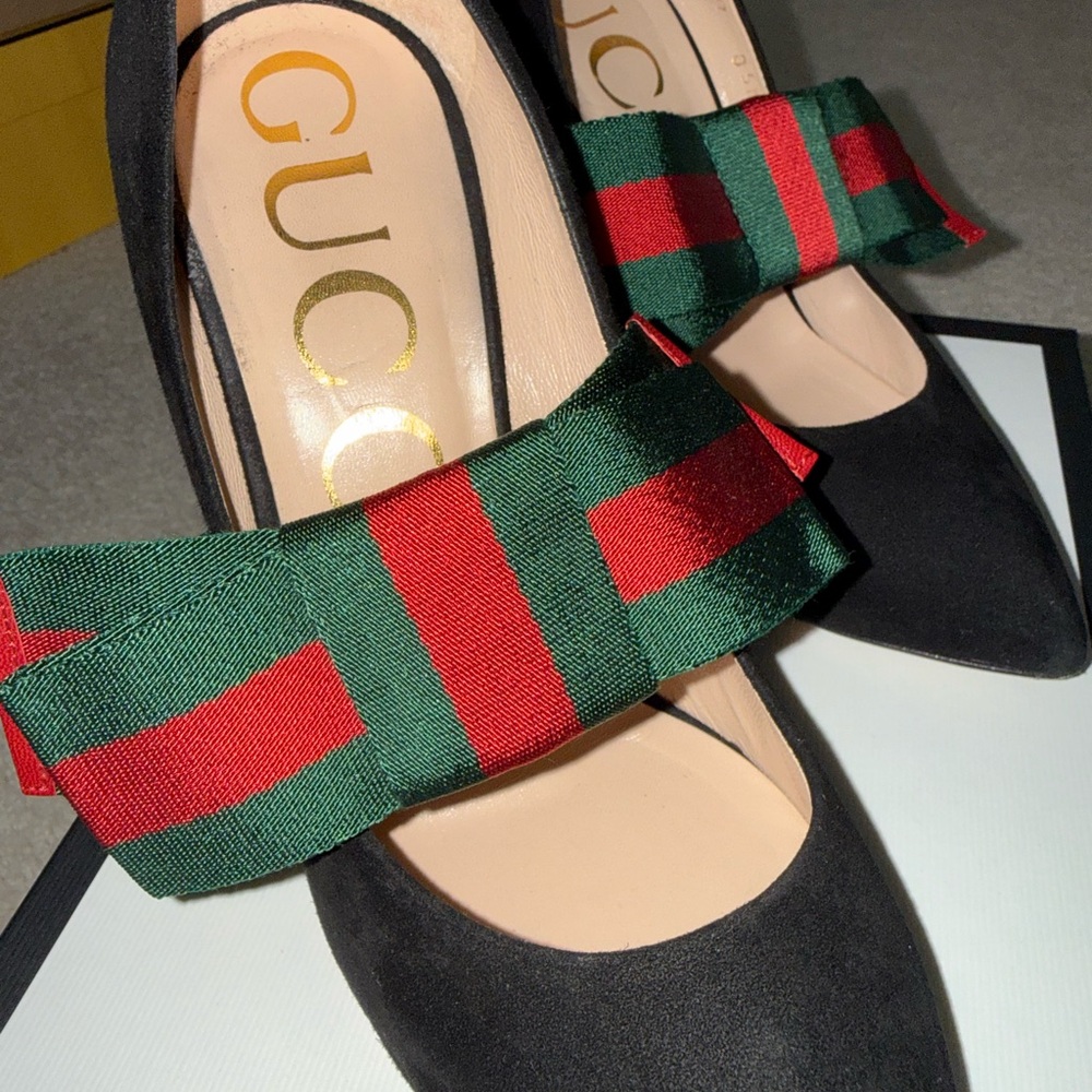 Gucci Black Suede Pointed Pumps with Green and Red Ribbon Bow - Picture 5 of 7